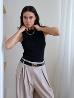 Базовая классическая майка изготовлена из трикотажного полотна в рубчик