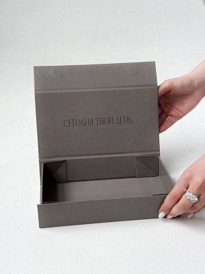 Подарочная коробка средняя
