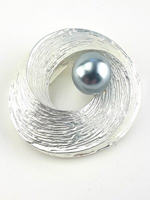 Бижутерия Элегантная брошь из серебристого металла и искусственной&nbsp; жемчужины серого цвета диаметром 5.0 х 4.5 см.
					    
					    Состав: Металл, искусственный жемчуг