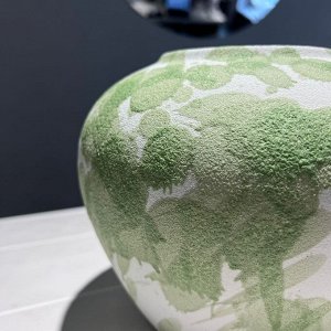 Ваза бело-зеленая керамика низкая