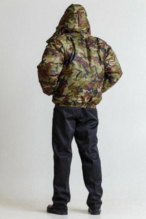 Куртка Расцветки : зеленый кмф и синий кмф
Куртка укороченная на резинке, с пристегивающимся капюшоном на петли пуговицы и меховым воротнком, с центральной бортовой застежка на молнию и ветрозащитным 