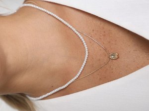 Чокер Ожерелье из 2-х частей: с тонкой жемчужной нитки и цепочки из золотистого металла с подвеской.
Длина изделия:
Длина до 45 см.
Состав:
Металл, пластик.
золотистый