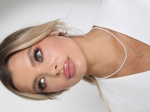 Чокер Ожерелье из 2-х частей: с тонкой жемчужной нитки и цепочки из золотистого металла с подвеской.
Длина изделия:
Длина до 45 см.
Состав:
Металл, пластик.
золотистый