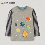 Футболка для мальчика с длинным рукавом AOSTA BETTY, серая с принтом и полосатыми рукавами