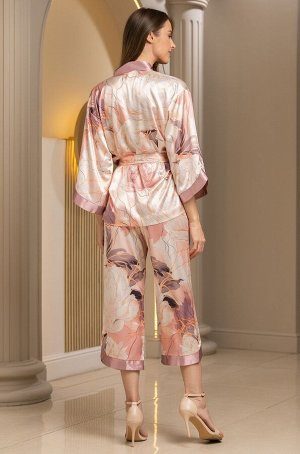 Peony 4214 Комплект Mia-Amore выполнен из смесового шелка. Свободный жакет с застежкой и укороченные брюки из принтованного шёлка. Низ рукавов и планка выполнены из однотонного шёлка. По талии жакет р