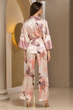 Peony 4215 Комплект Mia-Amore выполнен из смесового шелка. Свободный жакет с застежкой на пуговицы и брюки из принтованного шёлка. Низ рукавов, воротник и пояс выполнены из однотонного шёлка. По талии
