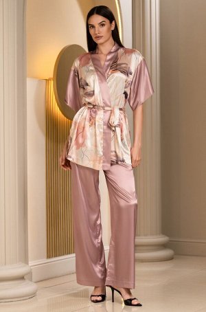 Peony 4216 Комплект Mia-Amore выполнен из смесового шелка. Запашной жакет из принтованного шёлка с короткими рукавами. Рукава и планка жакета декорированы однотонным шёлком. По талии жакет регулируетс