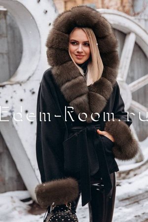Пальто с мехом и капюшоном