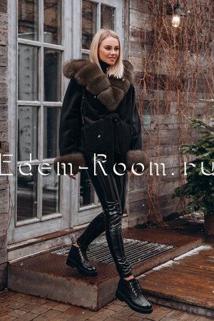 Пальто с мехом и капюшоном