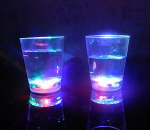 Стакан Размер: 6,3*5 см. Светящиеся стаканы и бокалы – это оригинальное украшение каждого стола и любой вечеринки которое ко всему прочему выполняет и свое прямое назначение, то есть выступает в качес