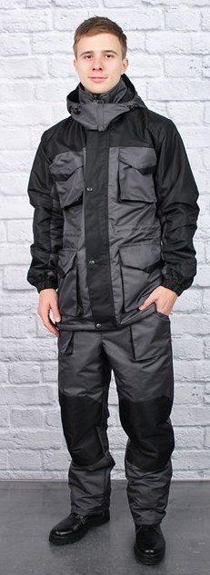 Костюм Костюм состоит из куртки и брюк.
Куртка удлиненная с застежкой на молнию, притачным капюшоном и пластроном на клепках по всей длине модели. На изделии два объемных нагрудных кармана с клапанами