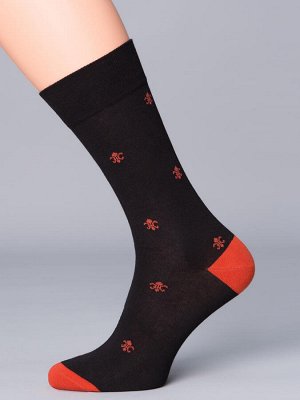 Носки Премиальные мужские носки из мерсеризованного хлопка с ярким этническим орнаментом "флер-де-лис". Пятка и мысок модели усилены, анатомическая резинка не сползает и не передавливает ногу.

Состав