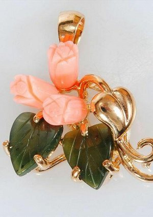 Кулон с кораллом и нефритом 3 розы 2 листа сердечко