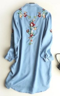Платье-рубашка с длинными рукавами декорировано вышивкой