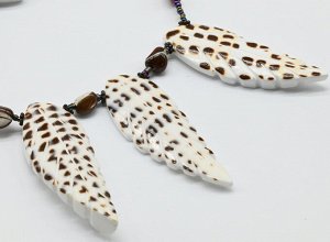 Колье из перламутра "Листики" 20*58мм, 50см