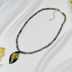 Бусы из Лабрадора с кулоном