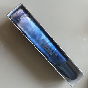 Зонт Зонт в 3 сложения, полный автомат. Модель прочная, надёжная. Ручка из материала софттач. Каркас зонта выполнен из 9 спиц, за счет чего зонт имеет хорошую натяжку  купола и выдерживает сильные пор