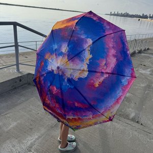 Зонт Зонт в 3 сложения, полный автомат. Модель прочная, надёжная.  Каркас зонта выполнен из 9 спиц, за счет чего зонт имеет хорошую натяжку  купола и выдерживает сильные порывы ветра. Зонт имеет систе