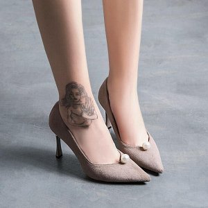 Стильные туфли на шпильке с вытянутым носком декорированы жемчужиной