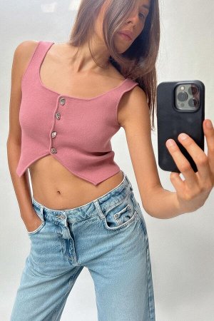 Топ Цвет как на первом фото УКОРОЧЕННЫЙ ТРИКОТАЖНЫЙ ТОП (EINFARBIGES CROP-TOP AUS STRICK) Топ с квадратным вырезом и широкими бретелями. Разрез по краю спереди. Металлические пуговицы спереди. СОСТАВ 