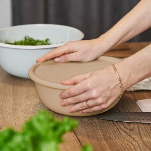Миска (салатник) с крышкой 2,3 л, многофункциональная,  «Шарм», пластик, цвет какао