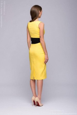 Желтое платье-футляр с черным поясом без рукавов