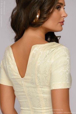 Платье ванильного цвета длины макси с вырезом на груди и короткими рукавами