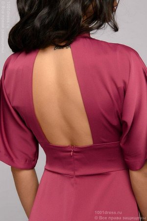Платье ягодного цвета длины макси с глубоким декольте и вырезом на спинке