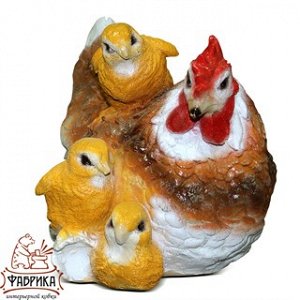 Курица с тремя цыплятами