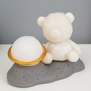 Фигурка светящаяся RISALUX «Медвежонок у Сатурна», LED-ночник, 2 Вт, LR44, 5x8x13 см