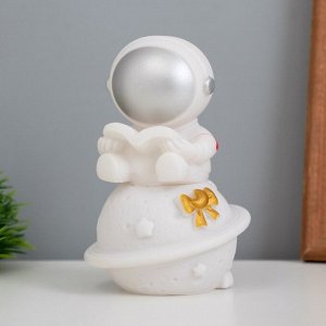 Фигурка светящаяся RISALUX «Космонавт с книгой на Сатурне», LED-ночник, 2 Вт, LR44, 5x8x13 см