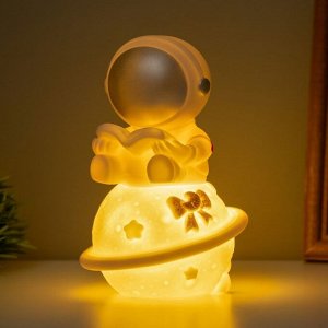 Фигурка светящаяся RISALUX «Космонавт с книгой на Сатурне», LED-ночник, 2 Вт, LR44, 5x8x13 см
