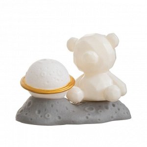 Фигурка светящаяся RISALUX «Медвежонок у Сатурна», LED-ночник, 2 Вт, LR44, 5x8x13 см