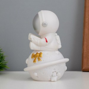 Фигурка светящаяся RISALUX «Космонавт с книгой на Сатурне», LED-ночник, 2 Вт, LR44, 5x8x13 см