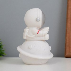 Фигурка светящаяся RISALUX «Космонавт с книгой на Сатурне», LED-ночник, 2 Вт, LR44, 5x8x13 см