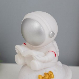 Фигурка светящаяся RISALUX «Космонавт с книгой на Сатурне», LED-ночник, 2 Вт, LR44, 5x8x13 см