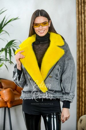 Стильная джинсовая куртка с меховым воротником