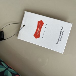 Зонт Зонт в 3 сложения, полный автомат. Модель прочная, надёжная. Каркас зонта выполнен из 8 спиц, за счет чего зонт имеет хорошую натяжку купола и выдерживает сильные порывы ветра. Зонт имеет систему