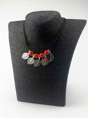 Бижутерия Ожерелье из металла серебристого цвета в виде листочков и ягод красного цвета.
					    Длина изделия: до 80 см.
					    Состав: Металл, экокожа