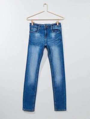 Узкие джинсы со складками