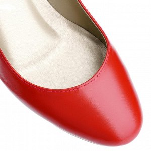 Красные туфли на низком каблуке