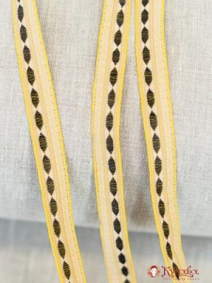 Жак. лент. 18 мм Черные ромбики на бежевом с желтой основой