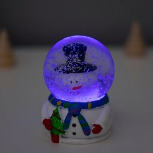 Снежный шар новогодний стеклянный «Снеговик с ёлочкой в шлеме-пузыре», световой, 6.5x6.7x9.5 см