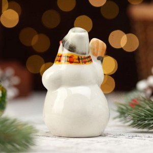 Фигурка фарфор «Снеговик с метлой», 10 см