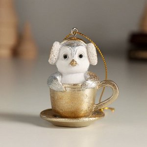 Фигурка-подвеска полистоун «Пингвинёнок в чашке», ёлочная игрушка, 5.5x4.5x6 см