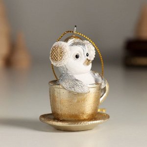 Фигурка-подвеска полистоун «Пингвинёнок в чашке», ёлочная игрушка, 5.5x4.5x6 см
