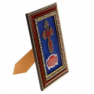 Православный крест в деревянной рамке