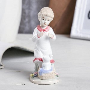 Сувенир керамика "Маленькая девочка с поросёнком" 15,5х8х6,3 см