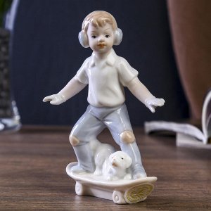 Сувенир керамика "Мальчик в наушниках на скейтборде с пёсиком" 11,5х8,5х4 см