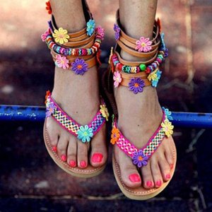 Сандалии Босоножки и сандалии – актуальная обувь для лета. Правильно подобрав модель, их можно комбинировать практически с любой одеждой (модной юбкой, стильными джинсами или строгими брюками, летним 